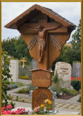 Friedhof Oberammergau Grabstele und Grabzeichen, schlichte Holzkreuze ueber imposante Grabmaeler aus Edelholz wie Eiche
